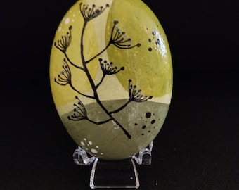 Pierre peinte de fleurs vert pâle