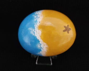 Roche peinte océan et sable