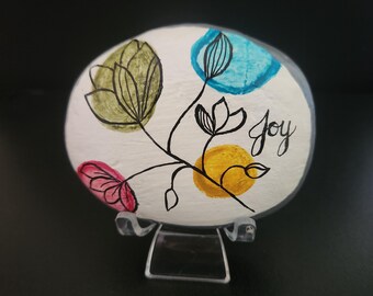 Joy - avec des fleurs aquarelles peintes en pierre