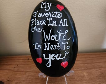 Votre endroit préféré est la roche peinte à côté de vous