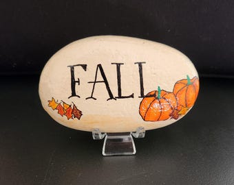 Roche peinte d'automne et de citrouilles