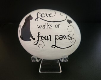 LOVE, un chat qui marche sur un rocher peint à 4 pattes