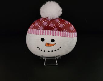 Bonhomme de neige avec roche peinte à pompons