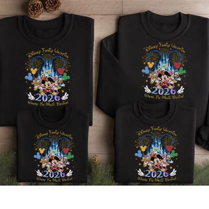 Peut inclure: Quatre sweatshirts noirs avec le texte "Disney Family Vacation 2026 Where The Music Begins" et un graphisme de Mickey Mouse, des feux d'artifice et un ch&acirc;teau. Les sweatshirts sont de diff&eacute;rentes tailles.