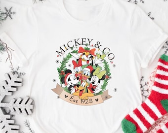 Micky und Freunde Shirt, Disney Mickey & Co Est. 1928 Weihnachts-Shirt, alle Disney-Charaktere Weihnachtsshirt, Disney-Weihnachts-Shirt