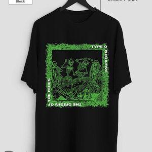 以下が含まれることがあります： 骸骨と「Type O Negative」と「The Origin of the Feces」のテキストがグリーンでグラフィックプリントされたブラックTシャツ。