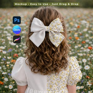 Könnte beinhalten: Das Haar eines Kindes ist mit einer großen weißen Schleife und einer floralen Schleife geschmückt. Die Person trägt ein weißes Kleid mit einem floralen Muster auf den Ärmeln. Der Hintergrund ist ein Feld mit Wildblumen. Der Text auf dem Bild lautet "Mockup - Easy to Use - Just Drag & Drop".
