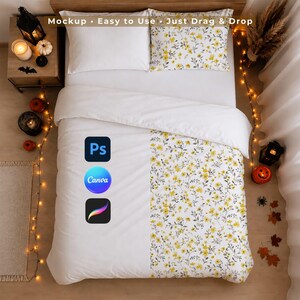 Pode incluir: Um conjunto de roupa de cama com capa de edredão e fronha brancas com um padrão floral amarelo num dos lados. O conjunto inclui uma fronha branca lisa e uma capa de edredão com uma faixa floral vertical. Texto: Mockup - Easy to Use - Just Drag & Drop.