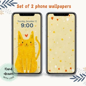 Op de afbeelding: Set van 2 telefoonachtergronden. Eén achtergrond toont een gele kat met een hart, de andere heeft sterren en harten. Op de eerste telefoon staat de tekst "Thursday, December 12 9:00". De afbeelding bevat ook de tekst "Hand-drawn with love".
