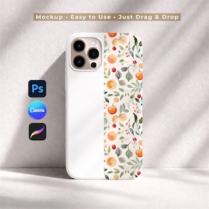 以下が含まれることがあります： オレンジ、葉、ベリーの水彩デザインが施された白い携帯電話ケース。「Mockup • Easy to Use • Just Drag & Drop」の文字が見えます。デザインはケースの右側にあります。Photoshop、Canva、Procreateのアイコンが隣にあります。