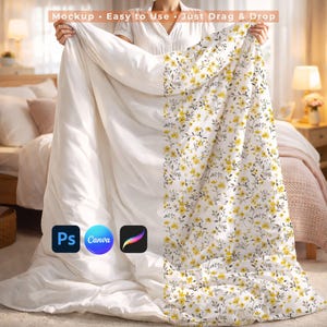 Op de afbeelding: Een witte dekbedovertrek met een bloemenpatroon van gele bloemen en groene bladeren. De tekst "Mockup • Easy to Use • Just Drag & Drop" is zichtbaar. De afbeelding toont ook de logo's van Photoshop, Canva en Procreate.