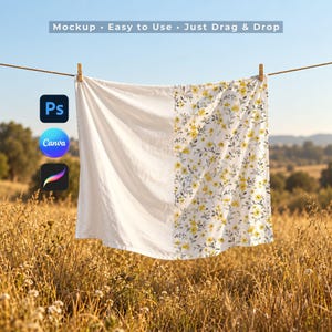 Può includere: Un mockup di tessuto rettangolare appeso a un filo per il bucato, con un lato sinistro bianco a tinta unita e un lato destro con un motivo floreale giallo su sfondo bianco. Il testo in alto recita: Mockup • Easy to Use • Just Drag & Drop.