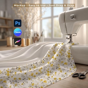 Peut inclure: Une machine à coudre blanche avec un tissu à motifs floraux jaunes et gris. Le tissu est en cours de couture. L'image comprend le texte "Mockup • Easy to Use • Just Drag & Drop" et les logos de Photoshop, Canva et Procreate.