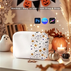 以下が含まれることがあります： カボチャ、コウモリ、星、幽霊のハロウィーン柄の白いコスメティックバッグ。バッグにはゴールドのジッパーと「Mockup - Easy to Use - Just Drag & Drop」の文字が入っています。