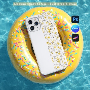 Pode incluir: Uma capa de smartphone branca com um design floral de flores amarelas e folhas verdes. A capa do telefone está em um anel inflável amarelo com granulado colorido, flutuando em uma piscina. O texto na imagem diz "Mockup - Easy to Use - Just Drag & Drop."