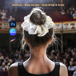 Puede incluir: Una mujer con el pelo recogido en un moño, adornado con una scrunchie de satén blanco y una scrunchie floral con flores amarillas. La imagen incluye el texto "Mockup • Easy to Use • Just Drag & Drop" y los logotipos de Photoshop, Canva y Procreate.