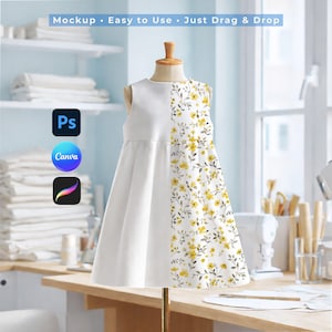 Könnte beinhalten: Weißes ärmelloses Kleid mit floralem Muster auf der rechten Seite, auf einer Schaufensterpuppe präsentiert. Das florale Design zeigt gelbe Blumen und graue Blätter. Der Text "Mockup • Easy to Use • Just Drag & Drop" steht oben.