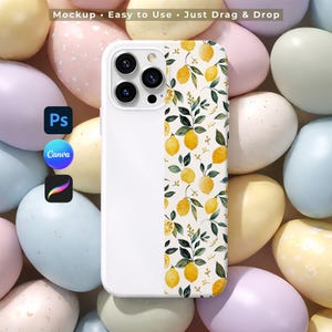 Puede incluir: Funda de teléfono blanca con un diseño de limón y hojas sobre un fondo blanco. La funda tiene un recorte para una cámara de tres lentes. El fondo es una colección de huevos de Pascua de colores pastel. El texto "Mockup • Easy to Use • Just Drag & Drop" está en la parte superior.