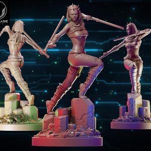 Pode incluir: Três estátuas de uma guerreira com uma espada, numa pose dinâmica. As figuras são castanhas claras, em pé sobre uma base rochosa. O logotipo do Wardlade Studio está no canto superior esquerdo.