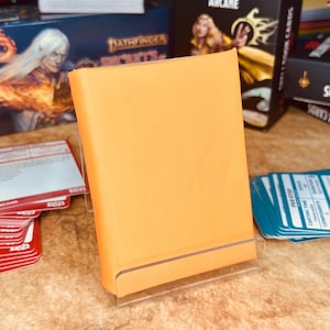 Mini livro de feitiços de capa dura com 2 inserções de couro sintético laranja com 128 páginas de papel branco e um porta-cartas para D&D, Pathfinder e outros RPGs