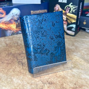 Mini livro de feitiços de capa dura com 2 inserções de couro sintético azul meia-noite manchado com 2 porta-cartões para D&D, Pathfinder, outros RPGs ou cartões de visita