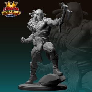 Può includere: Miniatura grigia stampata in 3D di un guerriero muscoloso con un'ascia. La figura indossa una maschera e un'armatura, in piedi su una base circolare con una roccia. Il logo Legion Miniatures è visibile.