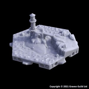 Puede incluir: Modelo en miniatura de faro gris claro sobre una base hexagonal. El modelo presenta un faro detallado, un puente y terreno rocoso. La base tiene varios recortes circulares. El diseño es intrincado y texturizado.