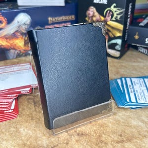Mini livro de feitiços de capa dura com 1 encarte de couro sintético preto, páginas de papel branco e um porta-cartas para D&D, Pathfinder e outros RPGs