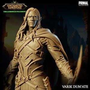 Könnte beinhalten: Detaillierte Figur von Varik Dun'ate aus Uncharted Kingdoms, The Luminous Fragment. Die Figur befindet sich in einer dynamischen Pose, trägt eine Rüstung und hält eine gebogene Klinge. Die Figur hat lange Haare und spitze Ohren. Das Primal Collectibles-Logo ist sichtbar.