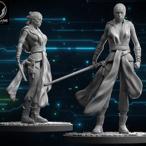 Puede incluir: Dos figuras grises impresas en 3D de un personaje femenino, una en pose lateral y otra frontal. Ambas figuras visten una túnica con capucha, pantalones y botas, y sostienen un sable de luz. La base de cada figura es redonda.