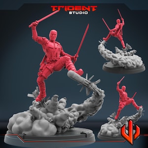 Könnte beinhalten: Rote Actionfigur einer Figur in dynamischer Pose, die zwei Schwerter hält, auf einer Rakete und einer Rauchwolke. Die Figur trägt ein detailliertes Kostüm. Das Trident Studio-Logo ist oben links sichtbar.