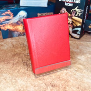Mini livro de feitiços de capa dura com 2 inserções de couro vermelho, 128 páginas de pergaminho marfim e um porta-cartas para D&D, Pathfinder e outros RPGs