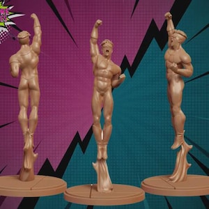 Op de afbeelding: Drie bronzen beelden van een gespierde figuur in een triomfantelijke pose. Elk beeld is gemonteerd op een cirkelvormige basis. De achtergrond heeft een paars en blauwgroen kleurenschema met zwarte bliksemontwerpen.