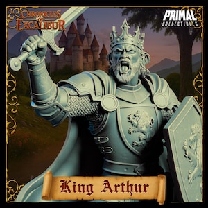 Könnte beinhalten: Detaillierte Statue von König Artus, der ein Schwert hochhält, mit einem Schild mit einem Löwenemblem. Die Figur ist in Rüstung und eine Krone gekleidet, mit dem Text "King Arthur" auf einer Schriftrolle. Der Hintergrund zeigt ein Schloss.