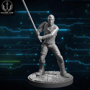 Peut inclure: Figurine grise d'une figurine masculine tenant un sabre laser. La figurine porte une tenue détaillée avec une armure et des bottes, debout sur une base circulaire. Le logo Wardlade Studio est dans le coin supérieur gauche.