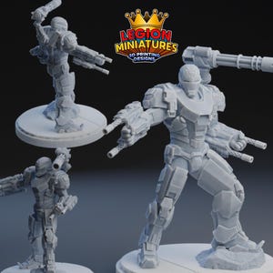 Op de afbeelding: Een verzameling grijze 3D-geprinte miniatuurfiguren van een futuristische gepantserde soldaat met meerdere wapens. De figuren staan in actieposes, waarbij de ingewikkelde details van het pantser en de wapens worden getoond. Het Legion Miniatures logo is zichtbaar.