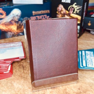 Mini livro de feitiços de capa dura com 2 inserções de couro sintético marrom com 128 páginas de papel branco e um porta-cartas para D&D, Pathfinder e outros RPGs