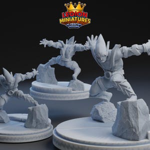 Puede incluir: Tres figuras en miniatura grises de un personaje disfrazado en poses dinámicas, cada una montada sobre una base circular con un elemento rocoso. Las figuras tienen los brazos extendidos y llevan una máscara. El logotipo "LEGION MINIATURES 3D PRINTING DESIGNS" está en la parte superior.