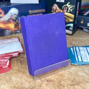 Mini livro de feitiços de capa dura com 2 inserções de tecido roxo ameixa, páginas de hanji marrons e um porta-cartas para D&D, Pathfinder e outros RPGs