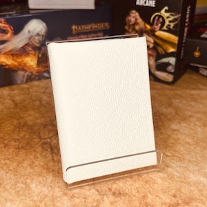 Minilibro de hechizos de tapa dura con relieve de cuero sintético blanco perlado con nudos, con 1 inserción, para D&D, Pathfinder y otros juegos de rol. Tiene capacidad para 20 cartas.