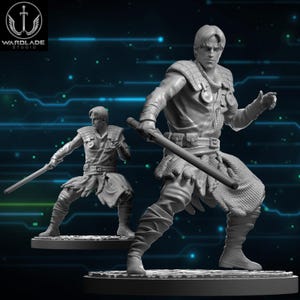 Puede incluir: Dos figuras grises en miniatura de un guerrero en una pose dinámica, sosteniendo un bastón. Las figuras están sobre una base, con ropa y armadura detalladas. El logotipo de Wardlade Studio está en la esquina superior izquierda.