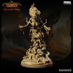 Puede incluir: Estatua beige de una Banshee, criatura mítica, con la boca abierta y los brazos extendidos. La estatua forma parte de la colección "Uncharted Kingdoms", con el texto "The Mighty Stone" visible. La base es circular. La palabra "Banshee" está abajo.