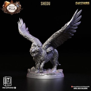 Könnte beinhalten: Silberfarbene Shedu-Miniatur mit großen, gefiederten Flügeln und einem Löwenkörper. Die Miniatur ist für den 3D-Druck vorbereitet. Der Text "SHEDU" ist oben sichtbar. Teil der Kingdom of Persia-Kollektion.