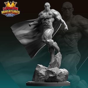 Puede incluir: Una figura de superhéroe gris impresa en 3D en una pose dinámica, con una capa fluida y musculatura detallada. La figura está de pie sobre una base rocosa. El logotipo "LEGION MINIATURES 3D PRINTING DESIGNS" está en la esquina superior izquierda.