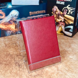 Dark Red Faux Leather 1 Insert Mini Hardback Spellbook para D&D, Pathfinder, outros RPGs ou cartões de visita. Comporta 20 cartas.