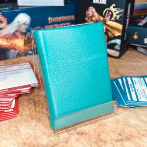 Kelly Green Leather 1 Insert Mini Spellbook para D&D, Pathfinder, outros RPGs ou cartões de visita. Comporta 20 cartas.