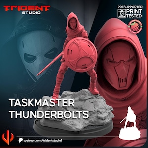 Könnte beinhalten: Rote Taskmaster-Figur aus der Thunderbolts-Serie, die ein Schwert und einen Schild hält, steht auf einem felsigen Sockel. Die Figur trägt ein Kapuzen-Outfit. Das Logo und der Text von Trident Studio sind sichtbar.