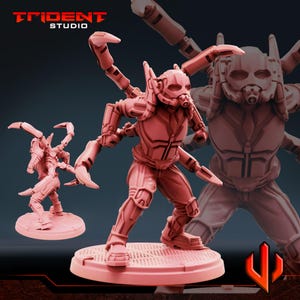 Puede incluir: Una figura de acción rosa de un personaje con un traje futurista con múltiples brazos articulados y un casco. La figura está de pie sobre una base circular. El logotipo de Trident Studio está en la esquina superior izquierda.