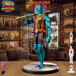 Puede incluir: Figura azul y verde de una criatura humanoide con una lanza, con chaleco marrón y pantalones cortos negros. La figura está sobre una base redonda. El texto "MARCH RELEASE" está en la parte superior. La figura mide 7,5 cm de alto.