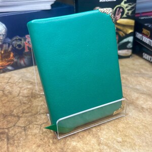 Kelly Green Leather 1 Insert Mini Spellbook para D&D, Pathfinder, outros RPGs ou cartões de visita. Comporta 20 cartas.